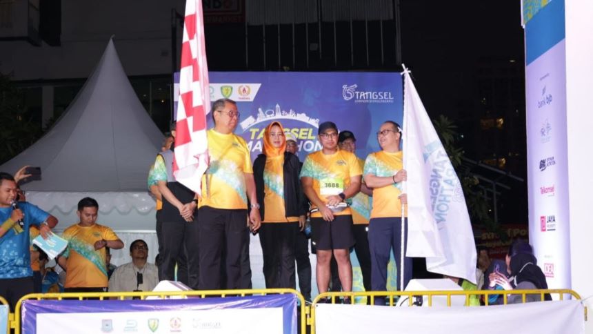 Benyamin Davnie bersama Pilar Saga Ichsan saat Melepas Peserta Tangsel Marathon 2023