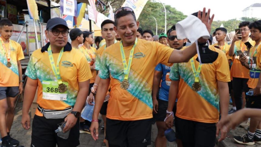 Menparekraf Sandiaga Uno bersama Wakil Wali Kota Tangerang Selatan Pilar Saga Ichsan pada gelaran Tangsel Marathon 2023