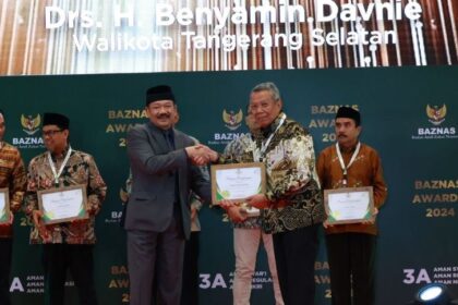 Drs. H. Benyamin Davnie Wali Kota Tangerang Selatan - Baznas Award 2024