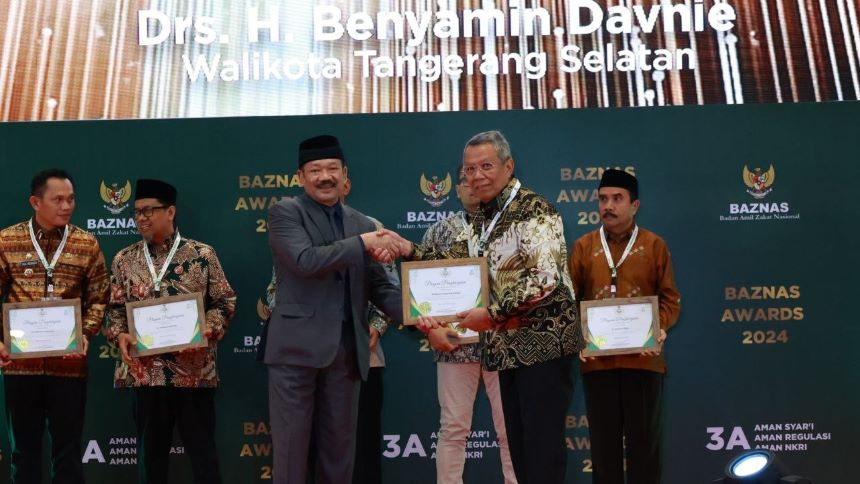 Drs. H. Benyamin Davnie Wali Kota Tangerang Selatan - Baznas Award 2024